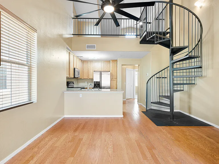 751 N Port Dr — Photo 2