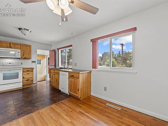 4th image of 1039 Valley Rd