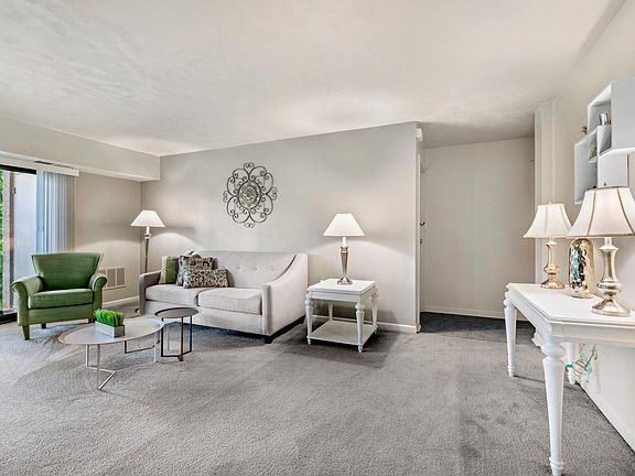 3rd image of 275 Oakville Dr #304-1B