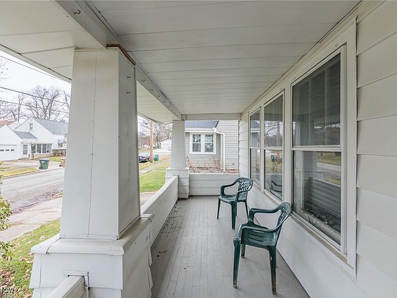 5th image of 1585 Campbell St