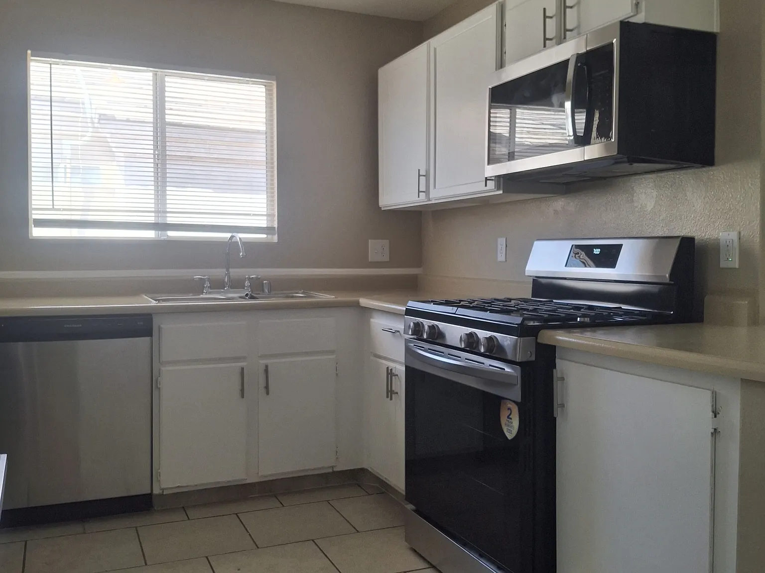 2 bed, 895 sqft, $1,010 — Photo 1