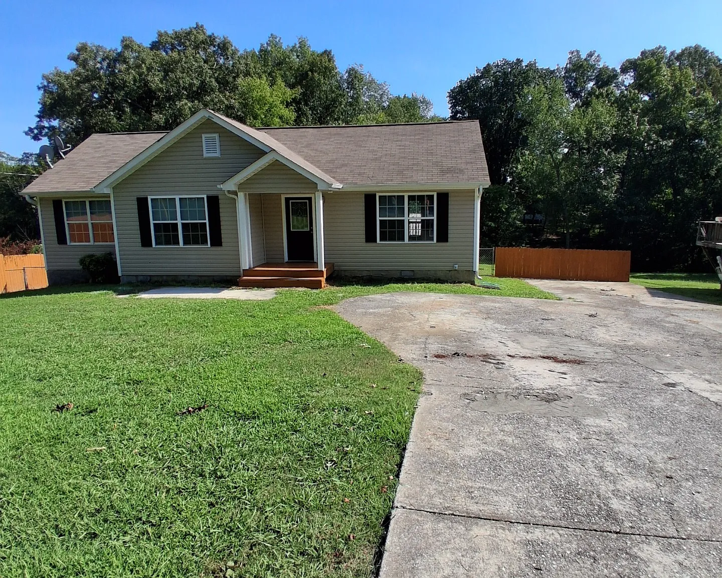 3 bed, 1208 sqft, $1,600 — Photo 2