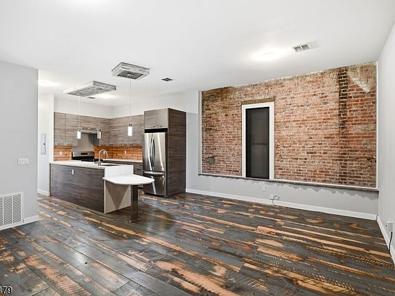 2nd image of 180 Spring St Unit 304