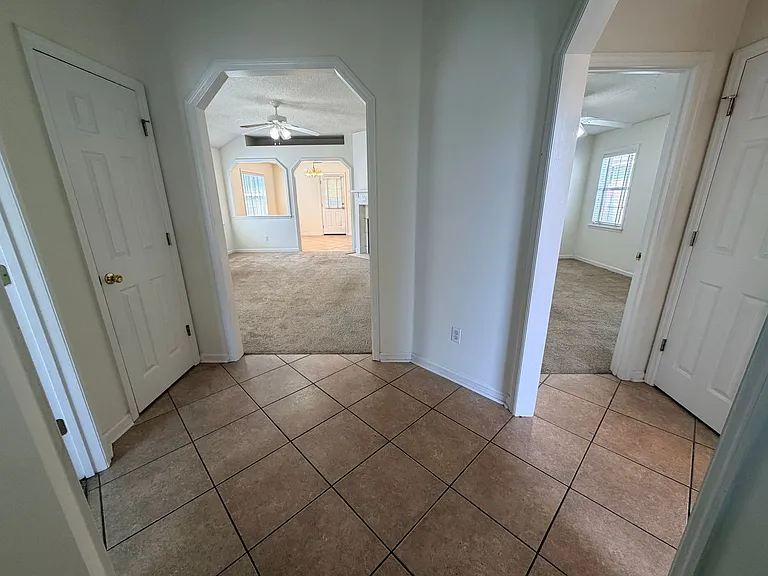 4125 Sedgwyck Ln — Photo 2