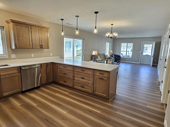 5th image of 1161 Maple Street