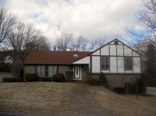 9 Fairfield Dr, Dudley, MA 01571