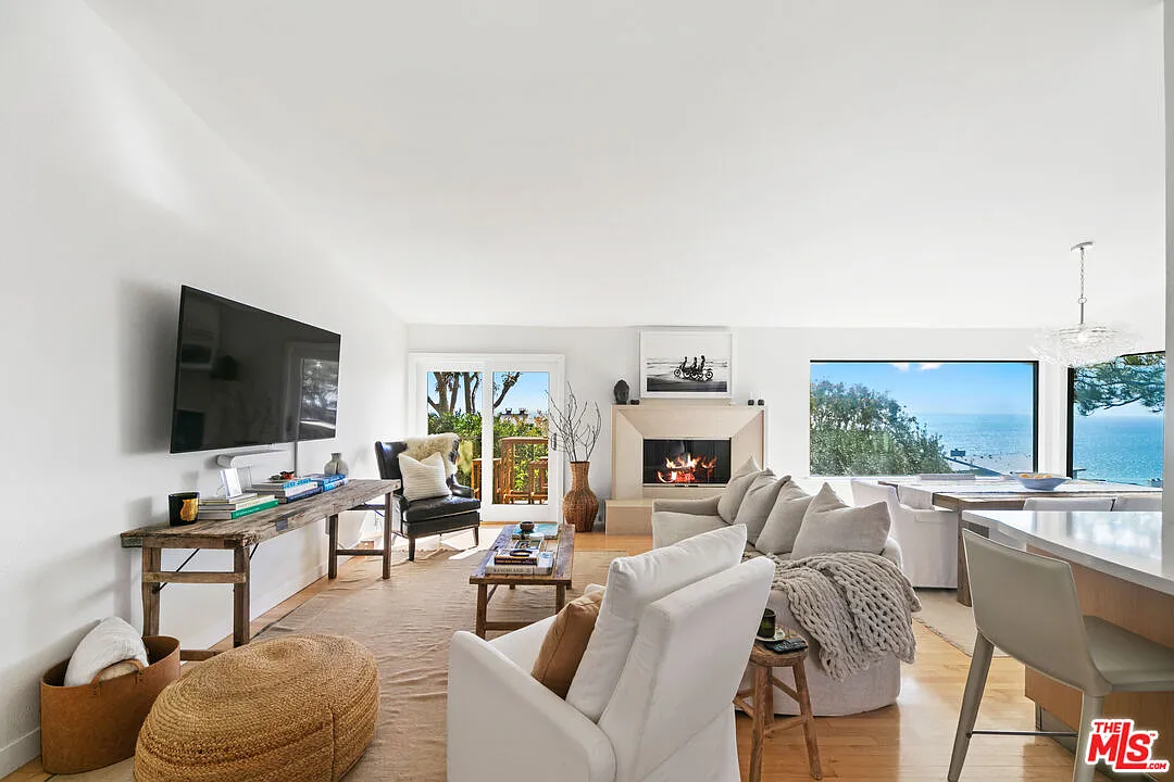 3 bed, 3.0 bath, 1640 sqft, $9,000 — Photo 3