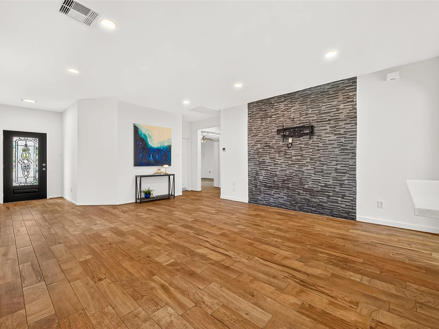 3 bed, 2.0 bath, 2122 sqft, $2,200 — Photo 3