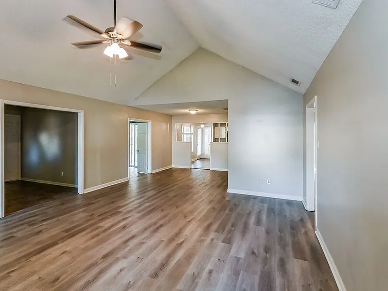 4864 Barkshire Dr — Photo 4