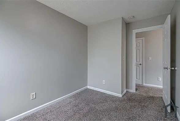 1915 Woodlawn Ave — Photo 20