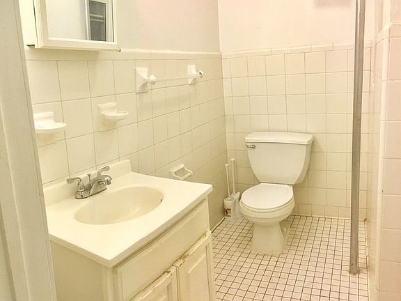 3rd image of 220 E 27th St APT 13