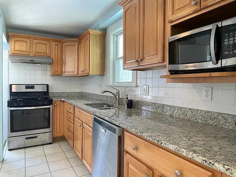 139 Oakdale Rd — Photo 7