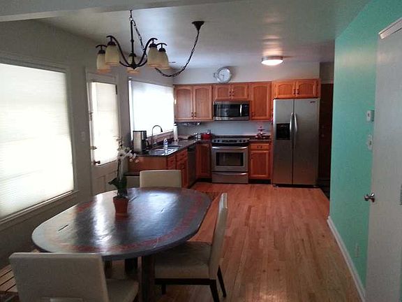 3rd image of 721 E 71st St