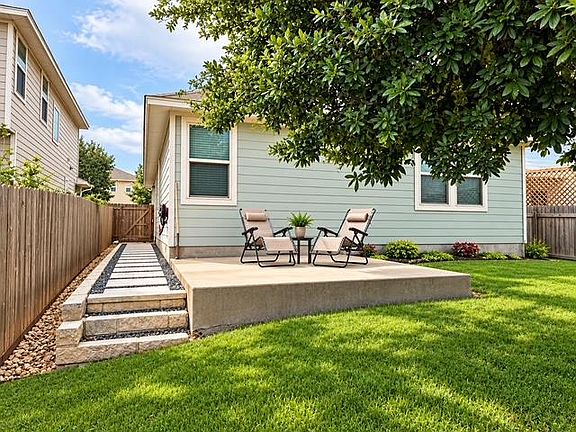 5th image of 204 Twisted Oaks Ln