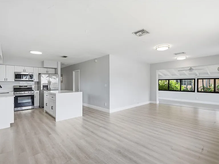 21341 NE 25th Ct — Photo 8