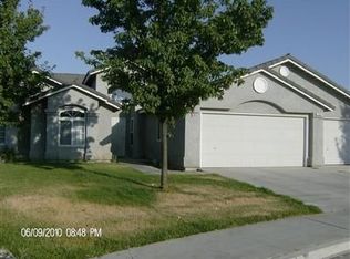 736 S McKenna Ct, Kerman, CA 93630