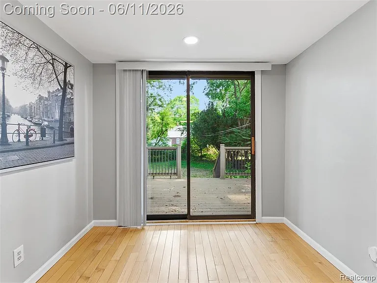 404 La Plaza Ct — Photo 11