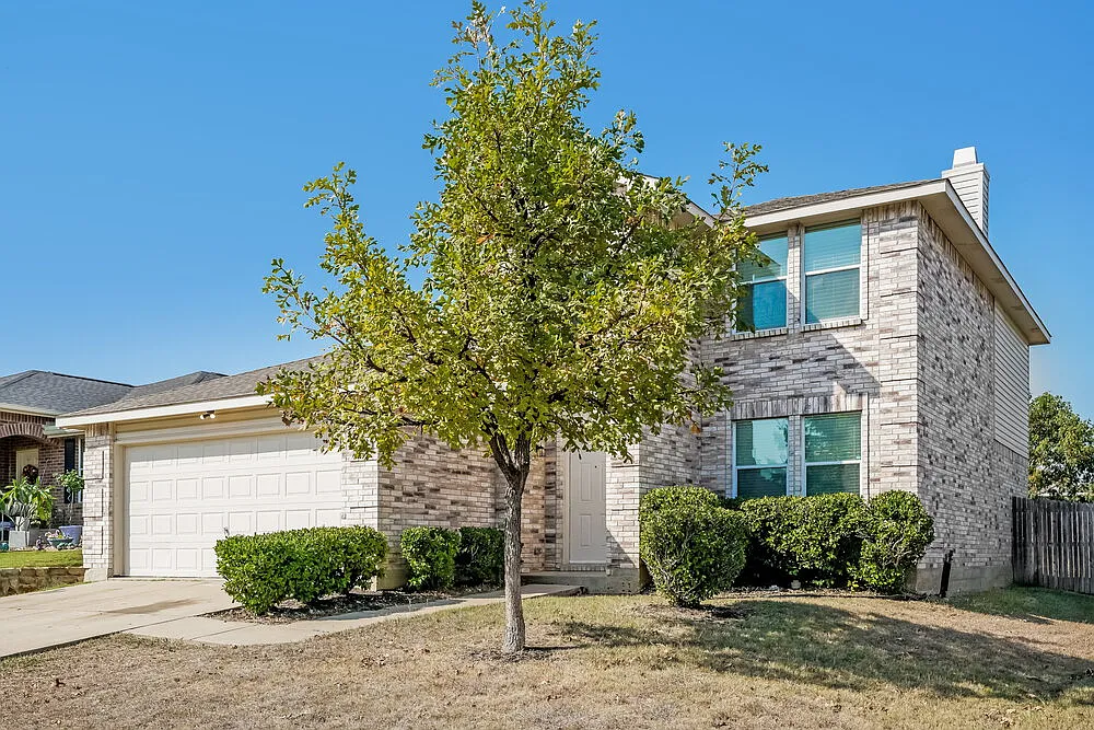 4 bed, 2.5 bath, 2318 sqft, $2,300 — Photo 4