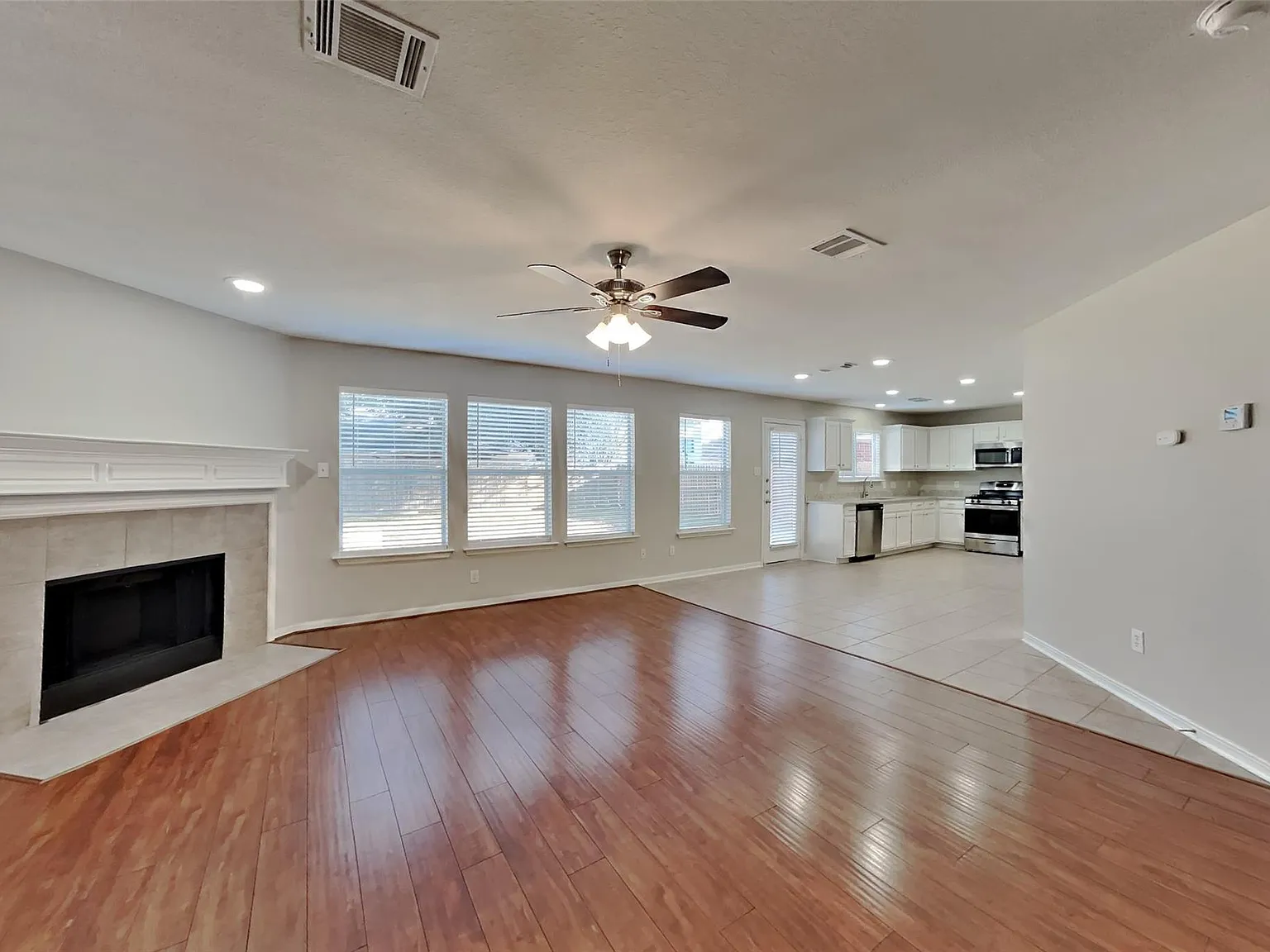 3 bed, 2.5 bath, 2310 sqft, $2,350 — Photo 3