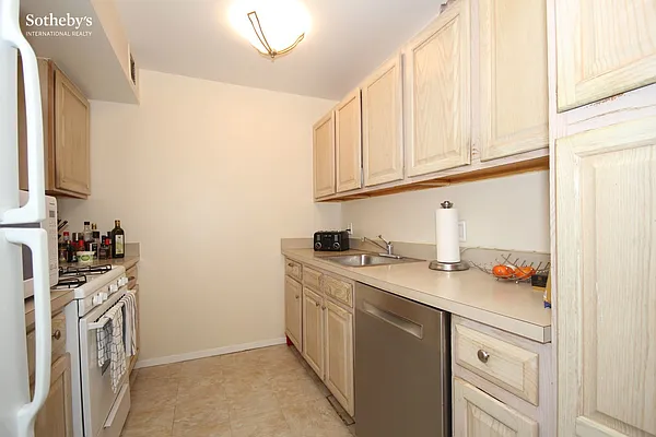 Sold by Sotheby's International Realty | media 16