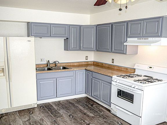 3rd image of 380 E Calle Paloma