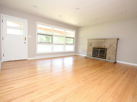 3rd image of 810 Hawthorn Dr