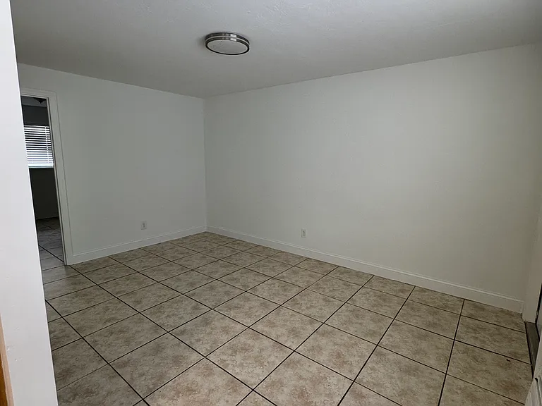 1135 W 28th St #6 — Photo 10