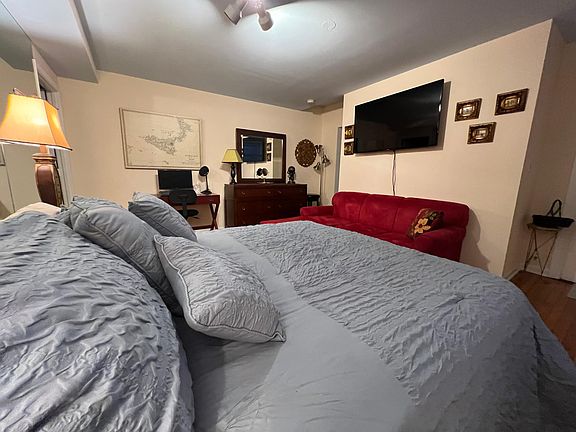 Flat screen tv. Internet and cable included.
