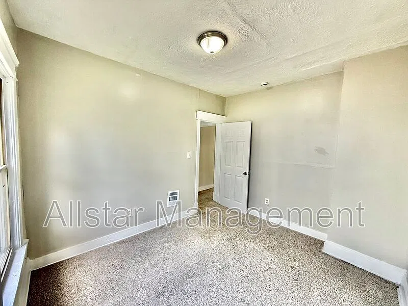 2 bed, 1.0 bath, 1000 sqft, $1,000 — Photo 2