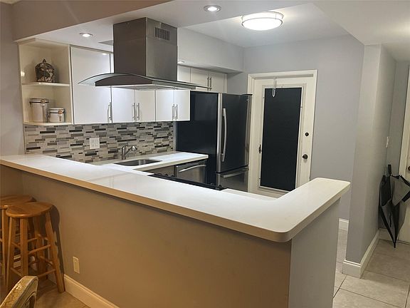 4th image of 981 Hillcrest Court #212