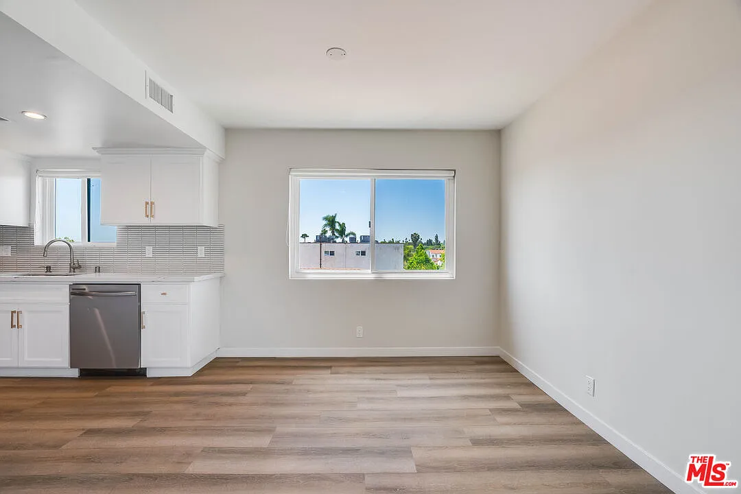 Building Photo - 1470 Rexford Dr #302