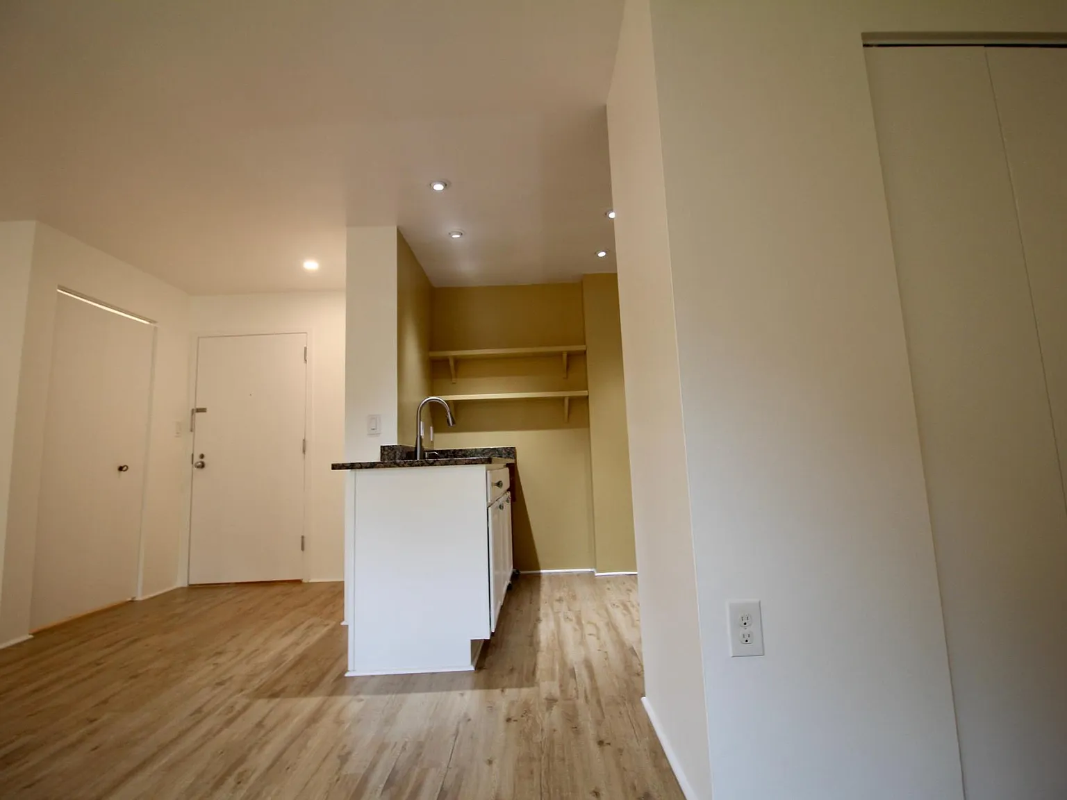Studio, 471 sqft, $1,800 — Photo 3