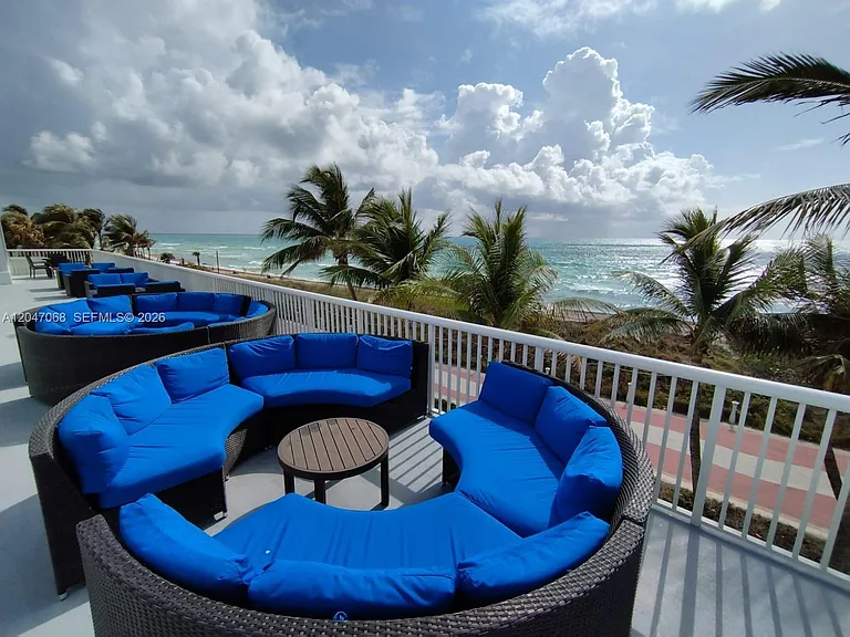 5401 Collins Ave #1110 — Photo 31
