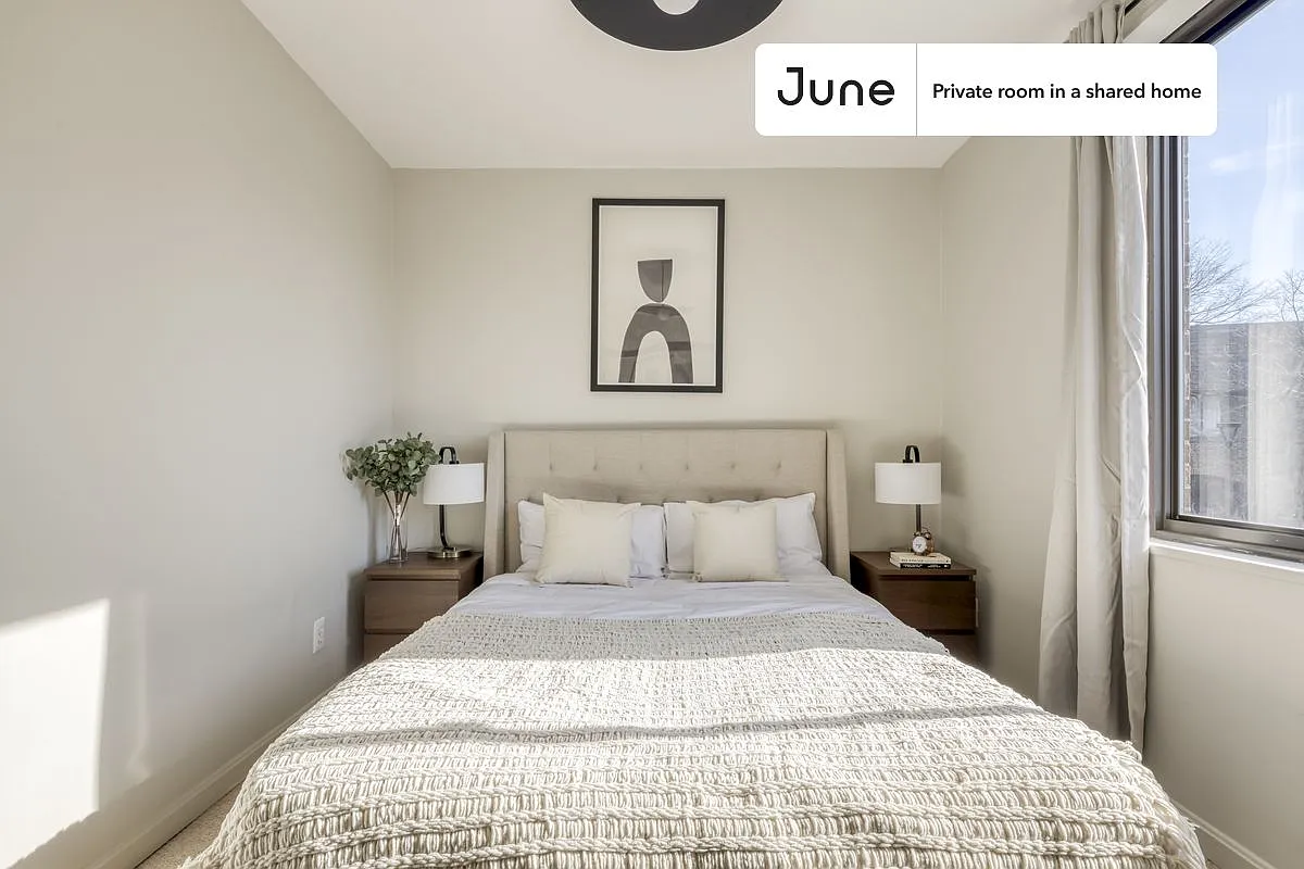 Queen bedroom in 5 bed/2.5 bath home in H Street #288 C — Photo 2
