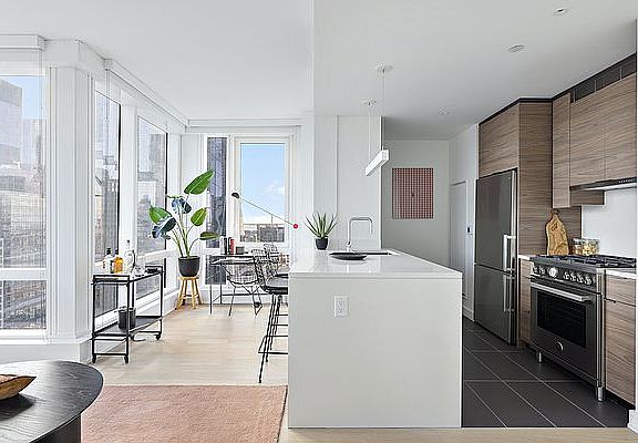 4th image of 555 38th St APT 901