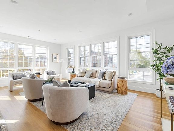 3rd image of 272 Lincoln St #104