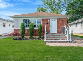 221 N Kentucky Ave, Massapequa, NY 11758