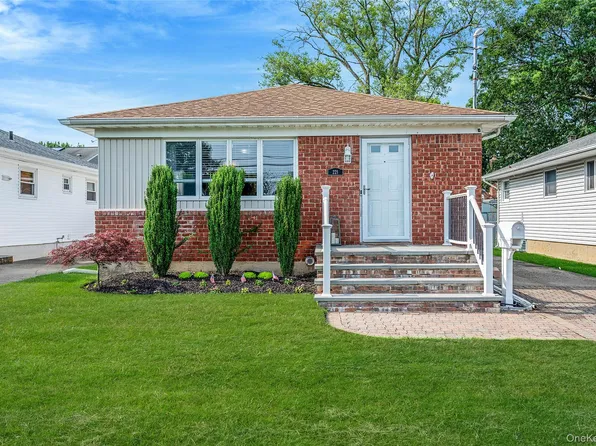 221 N Kentucky Avenue, Massapequa, NY 11758