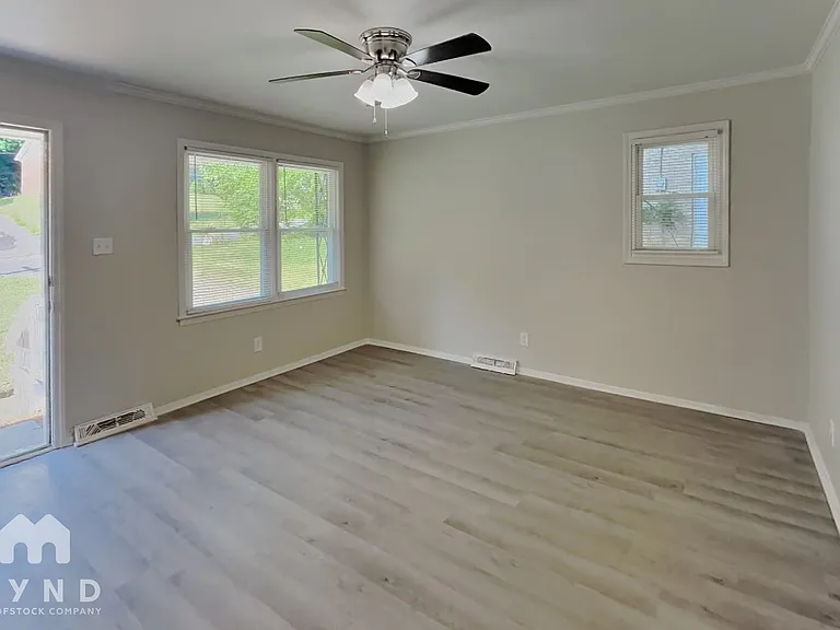 406 Edgegreen Dr — Photo 2
