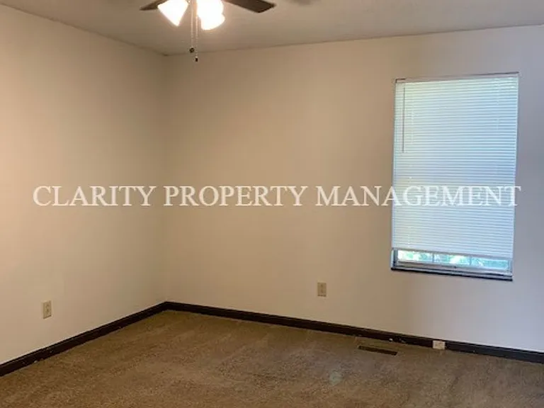 2218 Cloverleaf Cir SE — Photo 8