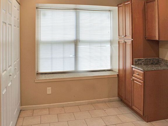 5th image of 440 Thistle Pl