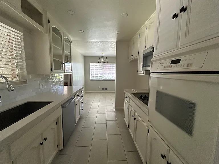 357 Birchwood Ct — Photo 10