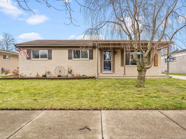 22529 Foxcroft St, Woodhaven, MI 48183