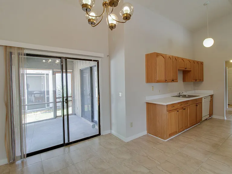 754 Forest St — Photo 7