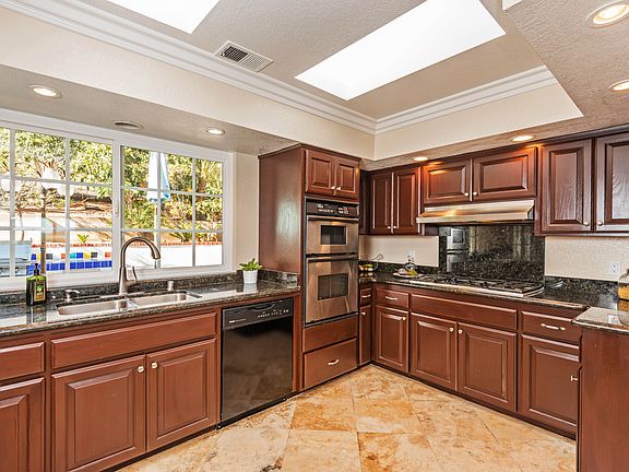 5th image of 10266 Highlands West Dr