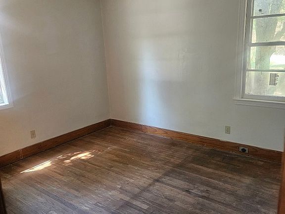 3rd image of 408 Idlewild Rd
