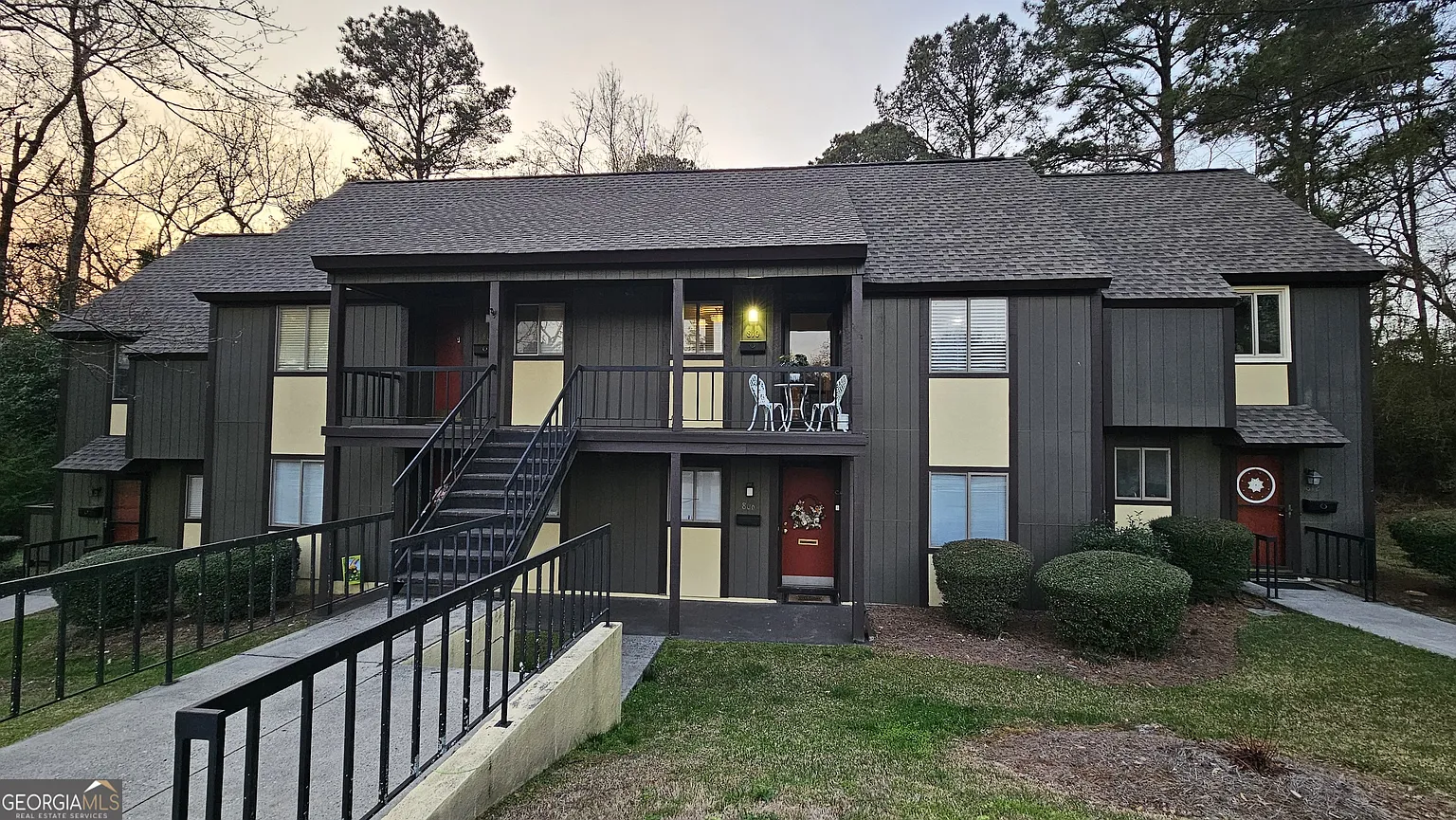 810 Willow Creek Dr photo 1