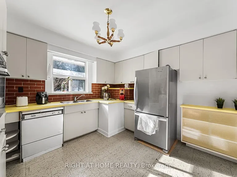 35 Caswell Dr — Photo 7