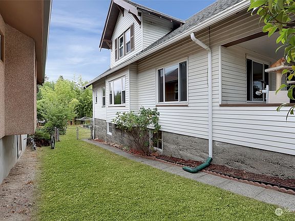 3rd image of 4022 Tacoma Avenue S