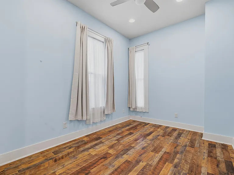 1330 Lexington Ave — Photo 15
